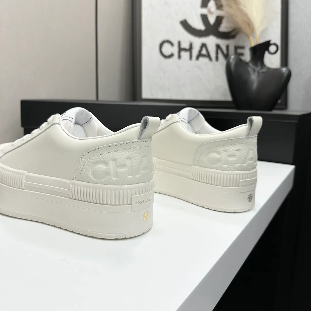 👟👟Ex-factory price 560👟👟Chanel Panda Shoes! 2025 counter's top casual sports shoes. This classic design; the upper is electro-embroidered with a variety of techniques; the outsole is fashionable and sporty; the unusual inclusion of a variety of color matching elements... The diversified mix and match is very good-looking and versatile, and can be used for leisure, fashion, sports, and outdoor... ꫛꫀꪝ Go➫ Materials: ❶Upper made of: original imported first-layer silk cowhide + original waterproof cloth + original first-layer cowhide ❷Inner lining: Breathable mesh ❸ Outsole based on: original TPU combination outsole, full set of boutique packaging for women 35–41